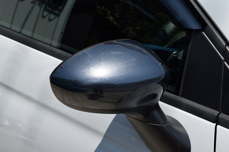 カーボン柄ってマジックですね～、これだけで10馬力UPしたような気分になれるんですから・・・もちろん、気のせいですけど（笑）