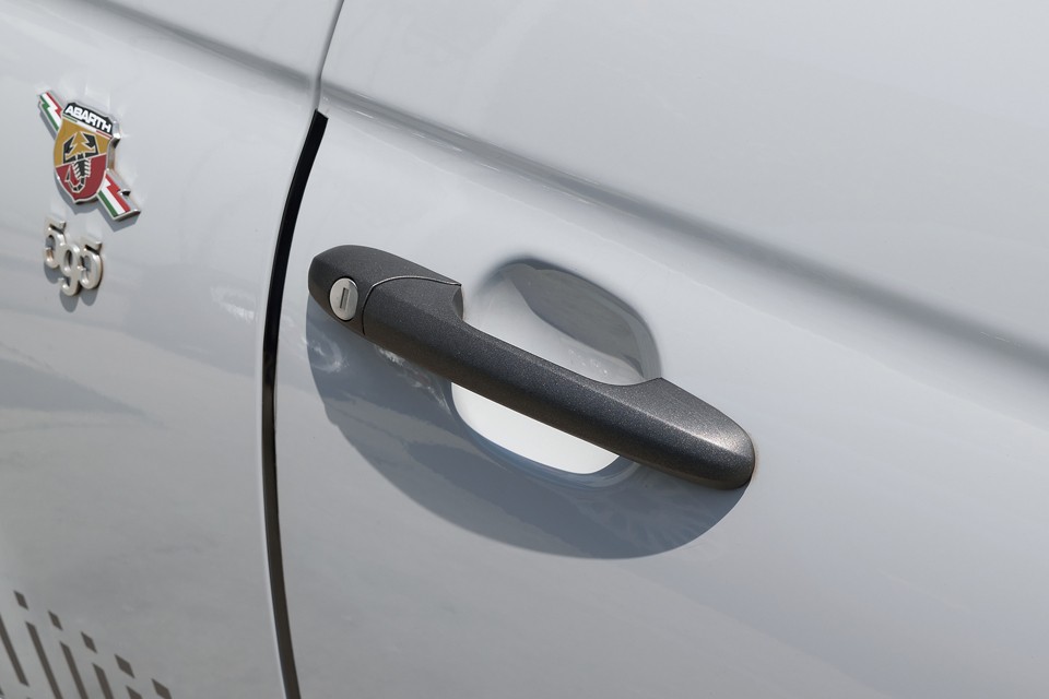 ドアハンドルは結晶塗装のような特殊なものです。う～ん、これは質感高し！