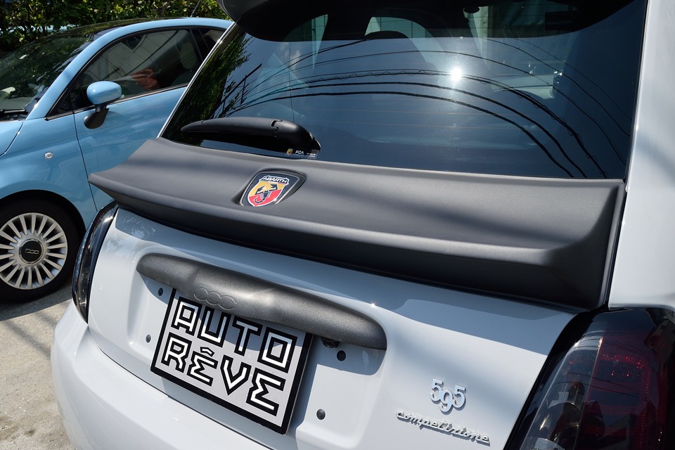 水を張ったらメダカが飼えそうな？！くらいの大迫力のリアスポイラー！とことんやるのがアバルトらしくて◎！