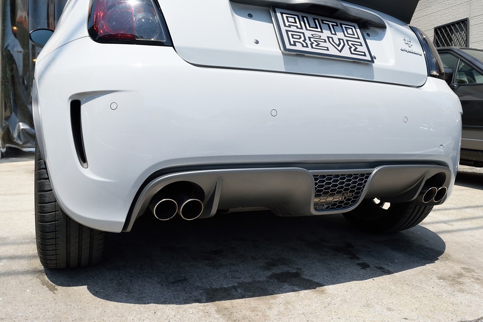 まるでフェラーリを彷彿とさせる、これまた迫力のディフューザー＆4本出しマフラー！見た目だけではなく、そのエキゾースト音を聞けば、決して大袈裟ではない、納得のスタイルなのです！