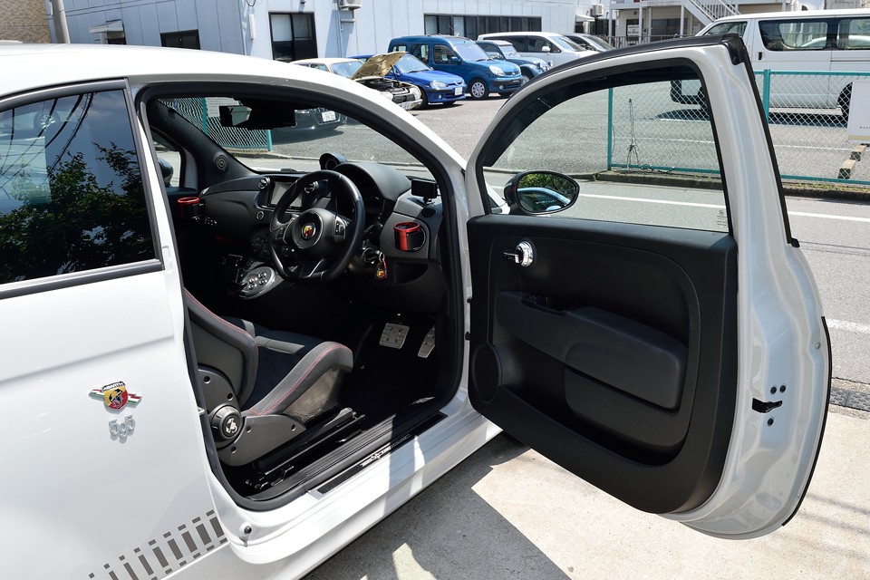 もはや「仕事場！」とも言えそうな、走る事に特化したインテリアへ！それではどうぞ～。