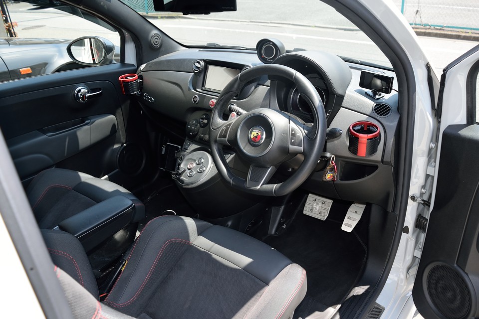 まずは目を引く極太のステアリング！握った瞬間に・・・「ただ者ではないんですけど～！」的な。