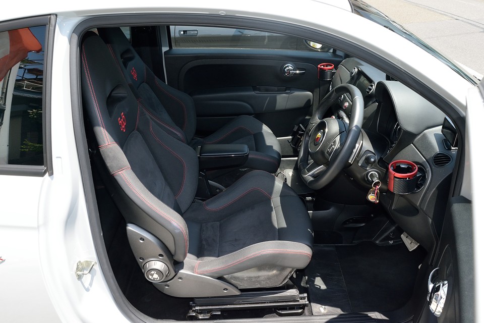 このタイトなバケットシートに身を委ねると・・・まさに、自分の体と595との、境目の無い一体感が味わえるのです！