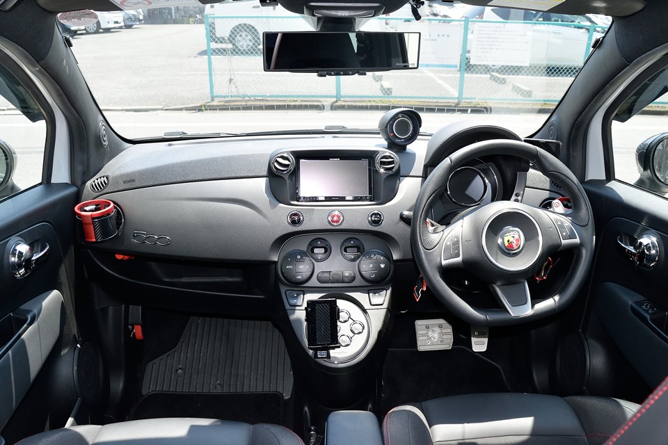 まさに「仕事場！」ですねぇ、限られたスペースにギュッと凝縮された、このタイトさがたまりません！否が応でもアドレナリン出まくりなのですぅ～！