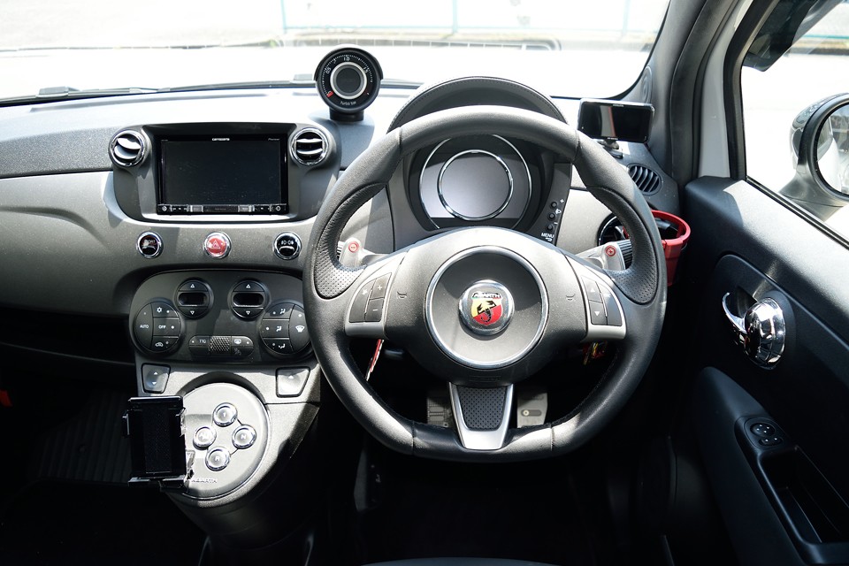 すべてが丸を基調にデザインされたコックピット！過激さの中にPOPな要素を合わせ持つアバルトならではの唯一無二の世界観なのです！