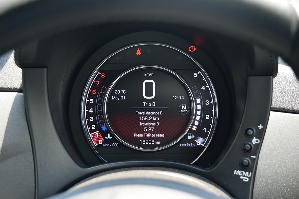 実走行1.6万km！状態が良いのも当然と言えば当然の走行距離！メーターは液晶パネル表示で、ハッキリ、クッキリ、とても見やすいのです！