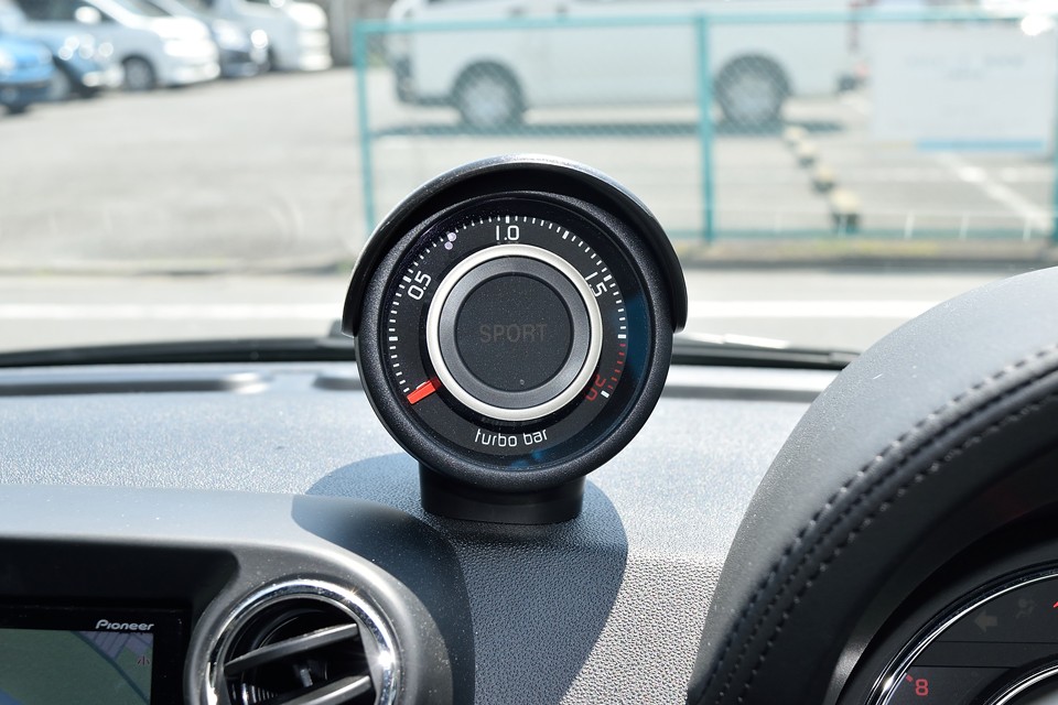 きのこのようにダッシュパネルから生えるのはターボブースト計！これ、ヤバイです。こんな目立つところにあるなんて反則？！ついつい踏みたくなっちゃうっつ～の！