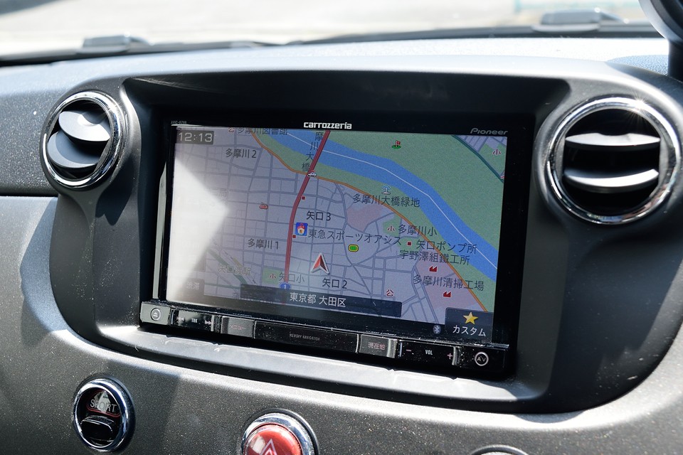 ナビはカロッツェリア製AVIC-RZ99を装備！当時の最上位機種なので機能は十分過ぎるほど！