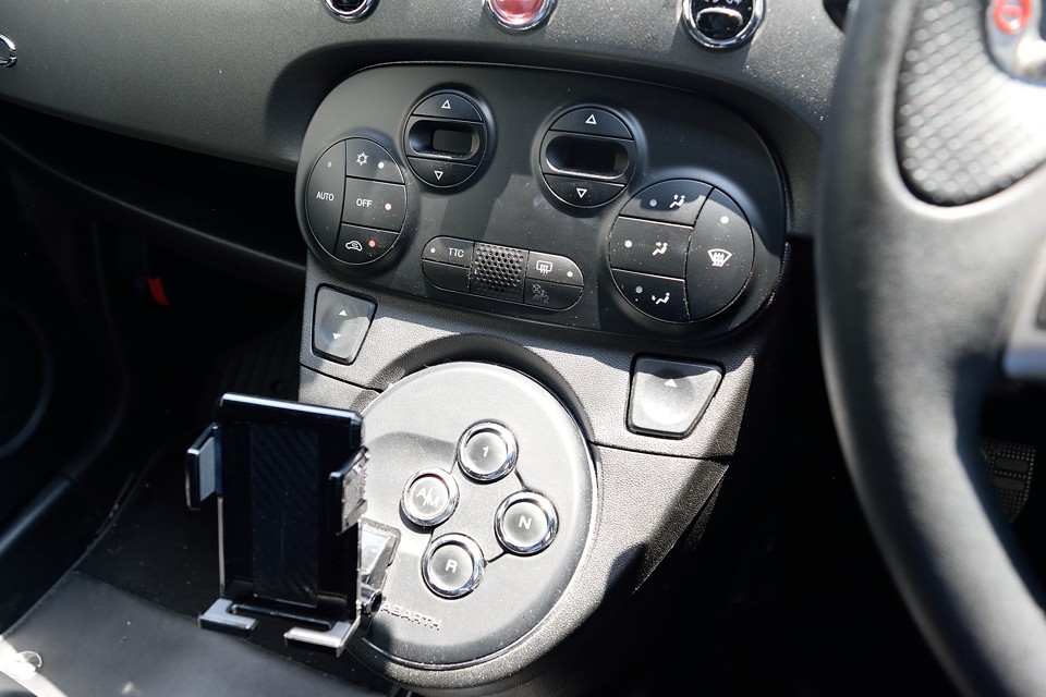 シフトは、あのフェラーリF1マチック由来のボタン式セミオートマ！ATモードで気楽にドライブから、MTモードでカリッカリドライブまで楽しめるのです！