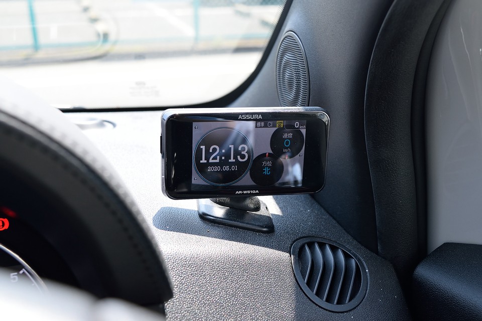 こんなアバルトにはもはや必需品？！後付レーダーを装備！だからって、「飛ばし過ぎはいけませんよ～！」っと、一応言っておきます（苦笑）