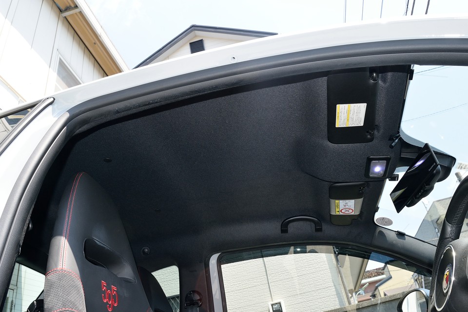 視線を前方へ集中させるためでしょうか、ご覧の天張りも含め、すべてブラックアウトされたインテリア！