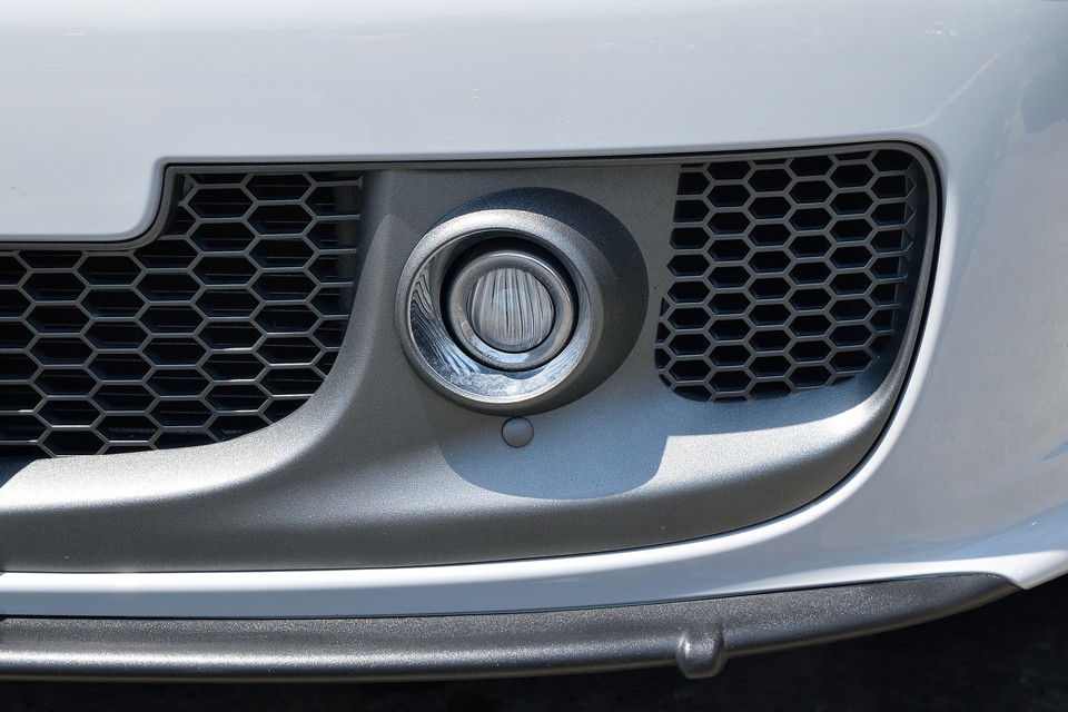 フォグランプも、もちろんクリアー！それと、カーボン柄と並んで、何故かそそられるハニカムパネル・・・カーボンが10馬力UPなら、ハニカムは5馬力UPくらい？（笑）