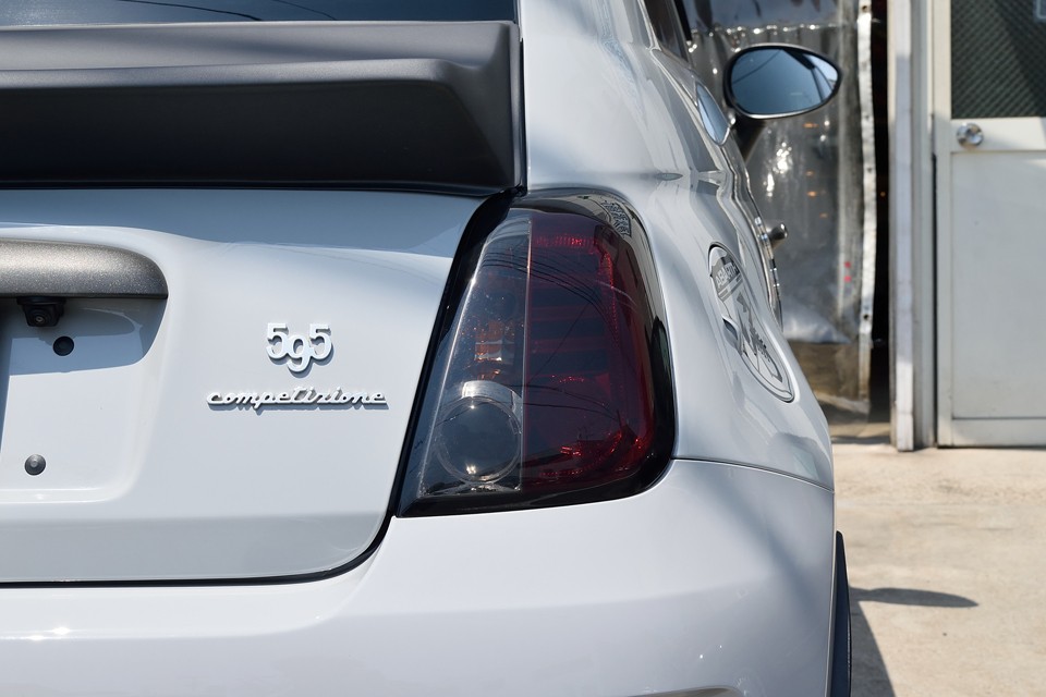 テールレンズは、ご覧のレーシーなスモークタイプに換装！もちろん外した純正レンズも付属しますので、お好みでどうぞ。