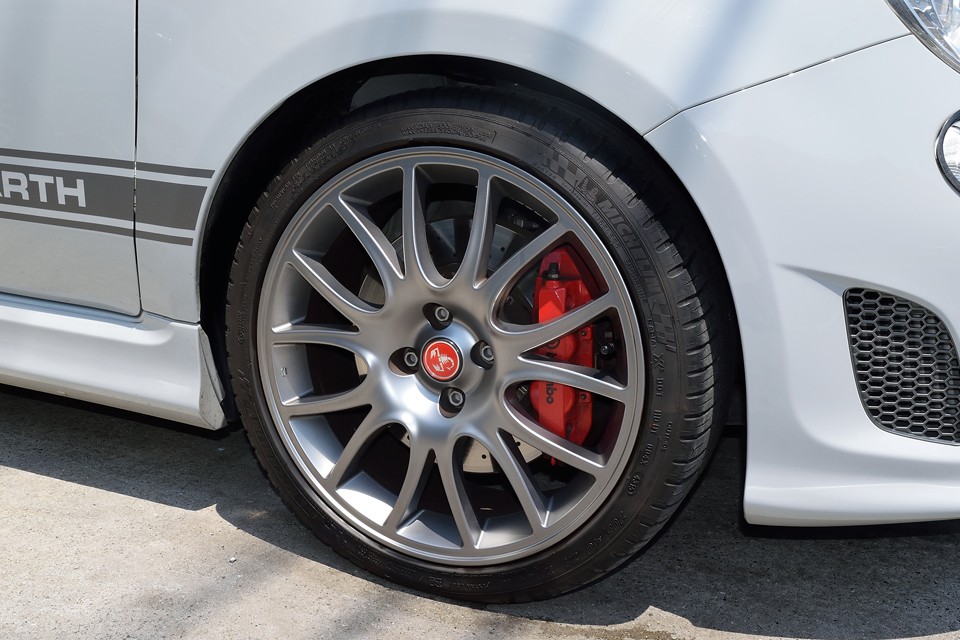 曲線が美しい純正アルミホイールに目立つキズはありません。タイヤサイズは205/40R17、乗り心地とスポーツ性能のベストマッチ！