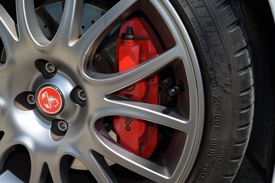 フロントホイールの隙間から主張するのは、ブレンボ製の4ポッドブレーキキャリパー！ストッピングパワーも手抜かりはないのです！