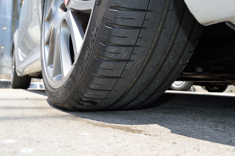 タイヤはミシュラン製、PilotSport3を装着。5分山ほどでしょうか、当分は交換の必要はありませんね。