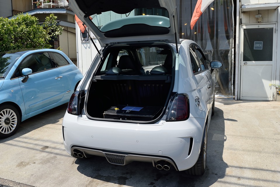 このボディサイズ、ボディ形状で、このトランクスペースは立派！決して広いという訳ではありませんが、日常使用でしたら十分かと・・・。