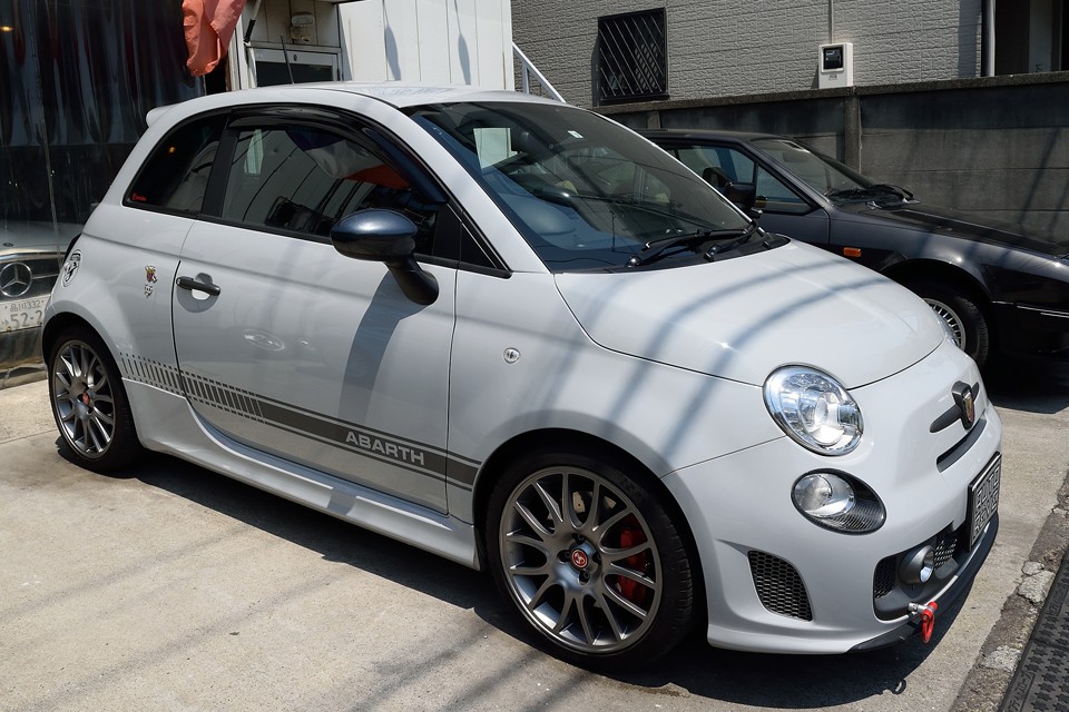 グレーのボディにダークグレーのサイドステッカー！このカラーリングがたまりませんねぇ。派手な色合いじゃないのが、逆に過激！