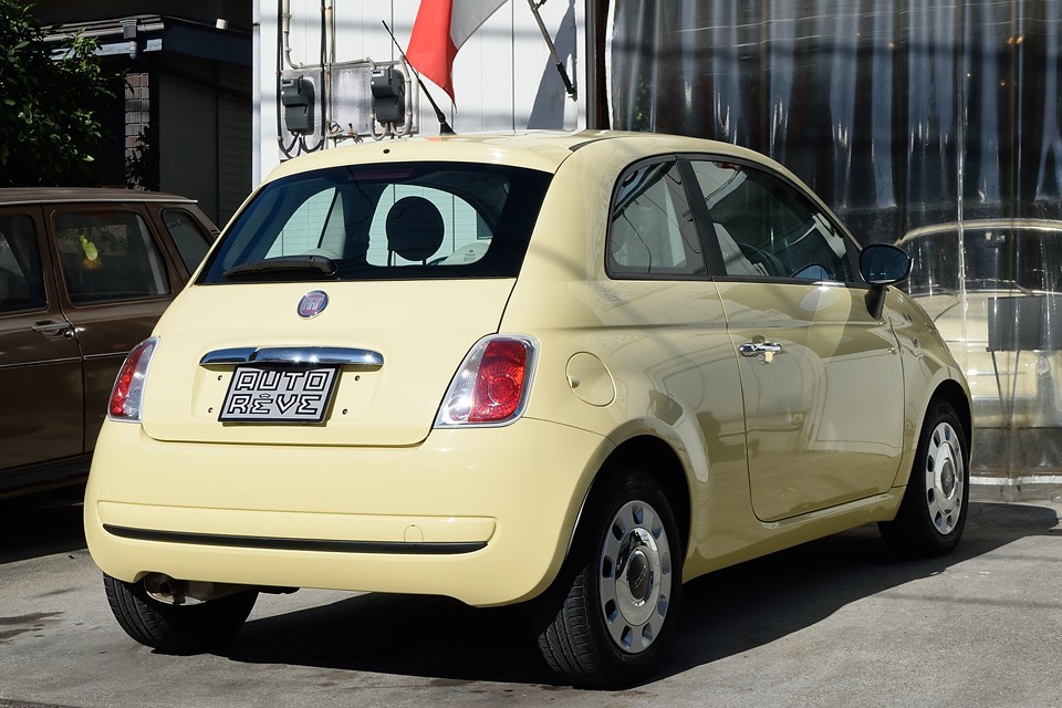 ベースは1.2 8V POPそのものですが、バニライエローの他にも、専用のビンテージスタイルクロームシャドウミラーカバー＆ビンテージスタイルホイールカバーを装備！