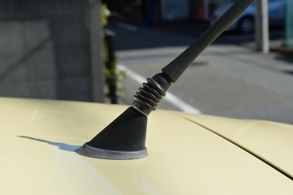 これはもう実用的にも、見た目にも必需品と言っていいアンテナアダプター。立体駐車場ではこれがないと、いちいちアンテナを取ったり付けたり面倒ですからね。