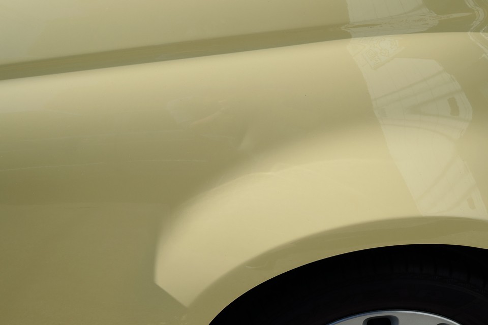 かなり程度の良い美車ではありますが、気になる点はあるわけで・・・外観では2点、まずは、カメラには写りにくい程度ですが、左リアタイヤ上部にご覧の薄い凹みがあります。もう1点はホイールキャップの小キズですが、それは後ほど。