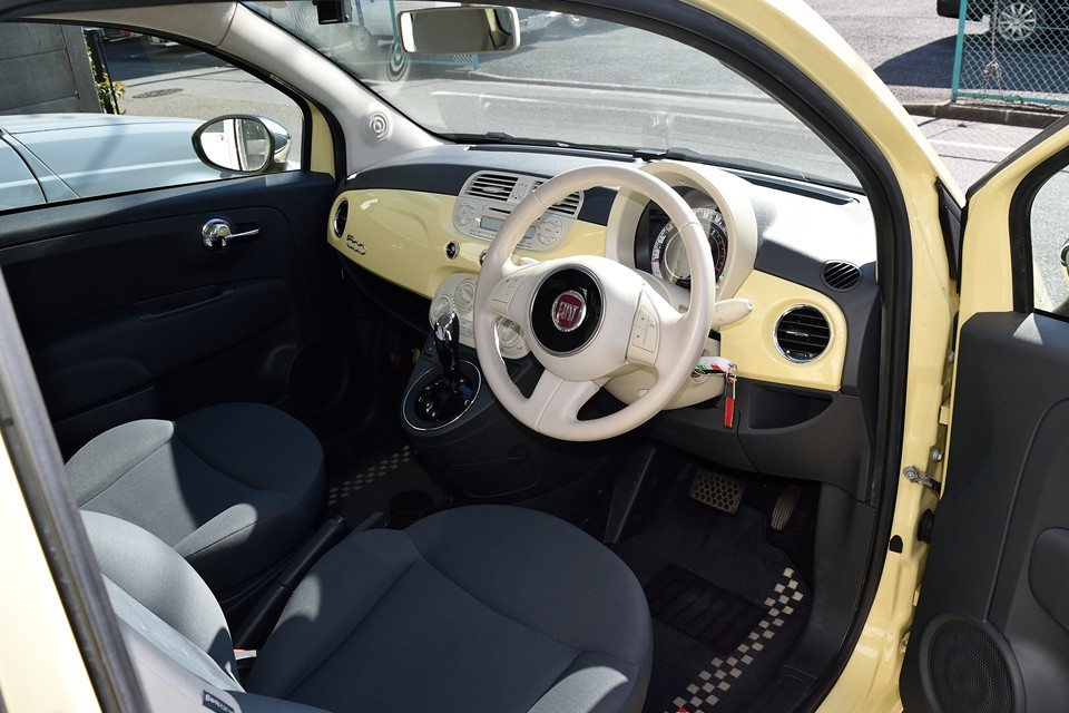 チンクは外装と同色のダッシュパネルなので、可愛いバニライエローがインテリアにも広がります！