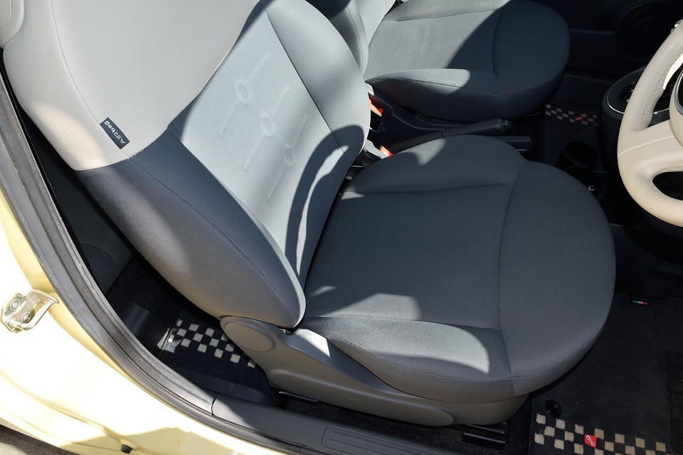 走行少ないので、一番使用感の出やすい運転席のサイドサポート部でさえ、この状態。清潔そのものです！