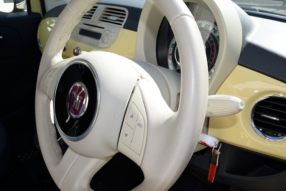 汚れが目立ちやすい白革のハンドルのはずですが・・・ほぼ使用感は感じません。直接手が触れるところですし、常に見えるところですからね、これはポイント高し！