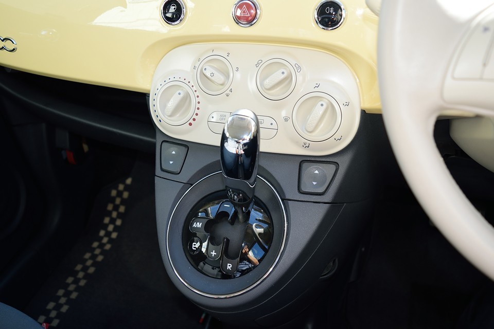 シフトはFIATお得意のデュアロジック！機構的にはマニュアルミッションですが、クラッチやシフト操作はクルマが自動でやってくれるセミオートマミッション！もちろんAT限定免許でOK！