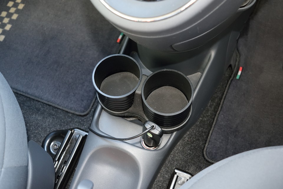 浅くて小径で使いづらかったもともとのドリンクホルダーに、ご覧のちゃんと使えるオプションドリンクホルダーを装備！ドライブには必需品ですよね。