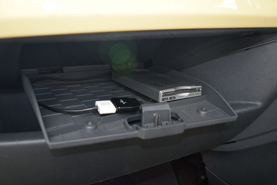 そしてもちろんETCも装備！ETC左側のケーブルはiPod接続用。黒いものはiPhone変換アダプタです。試しにiPhone接続したらちゃんと鳴りました！