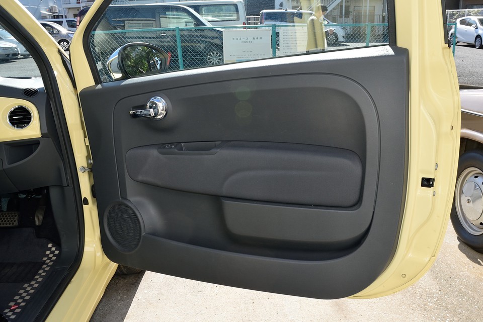 ドア内張りもご覧の通り、目立つキズや汚れもありません。ドアヒンジあたりも見ていただくと、清潔な状態なのがお分かりいただけるかと。