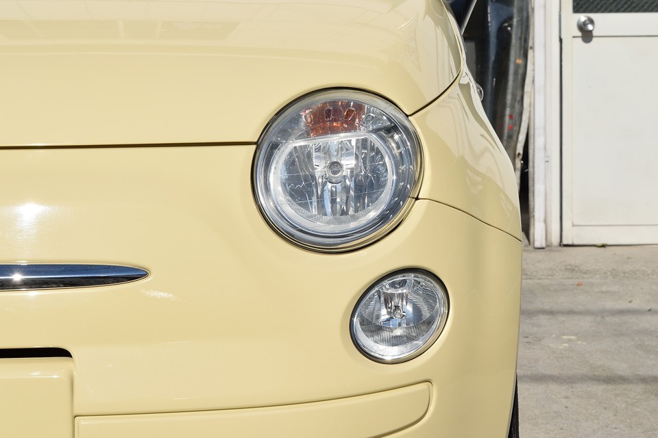 ヘッドライトはこの画像では分からないくらいですが、表面を覆う樹脂被膜が少し劣化している箇所があります。ガンバって磨いておきま～す！