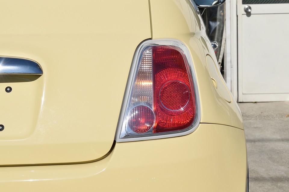 リアレンズは問題ないですね。割れはもちろん、色褪せも無い状態です。