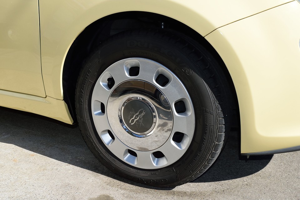 このモデル専用のメッキホイールキャップは、この1ヶだけキズが・・・。