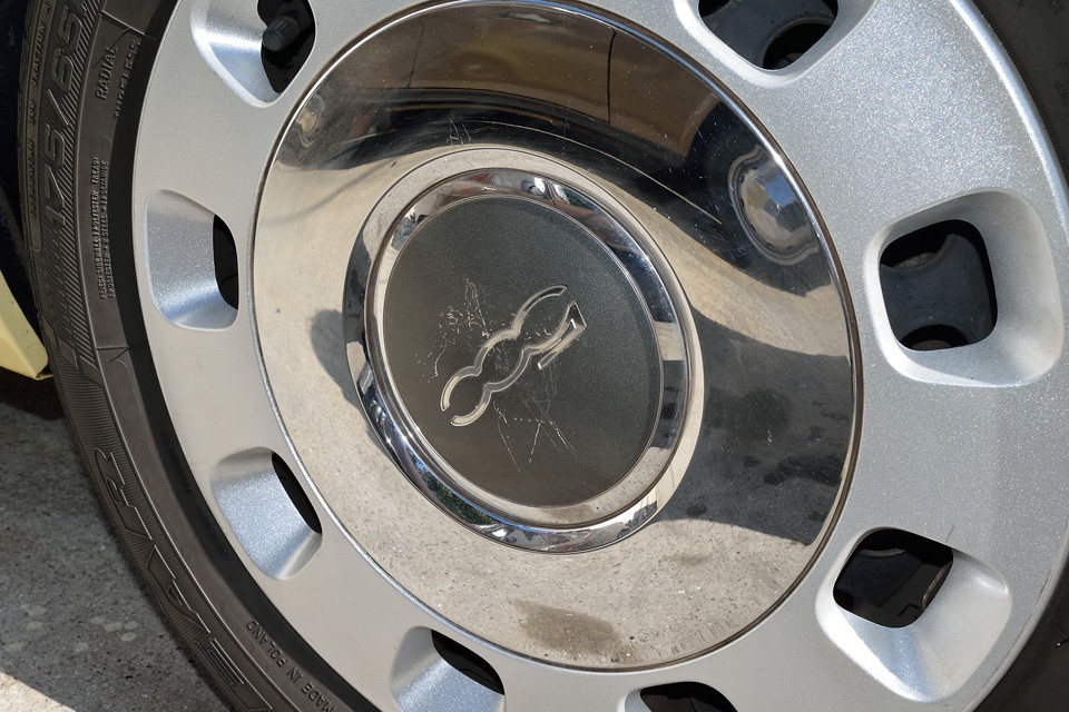 う～ん、コレは気になる・・・でも何とか補修塗装でいけそうですね、チャレンジしてみま～す！少なくともこの状態よりは目立たなくなりそうです。