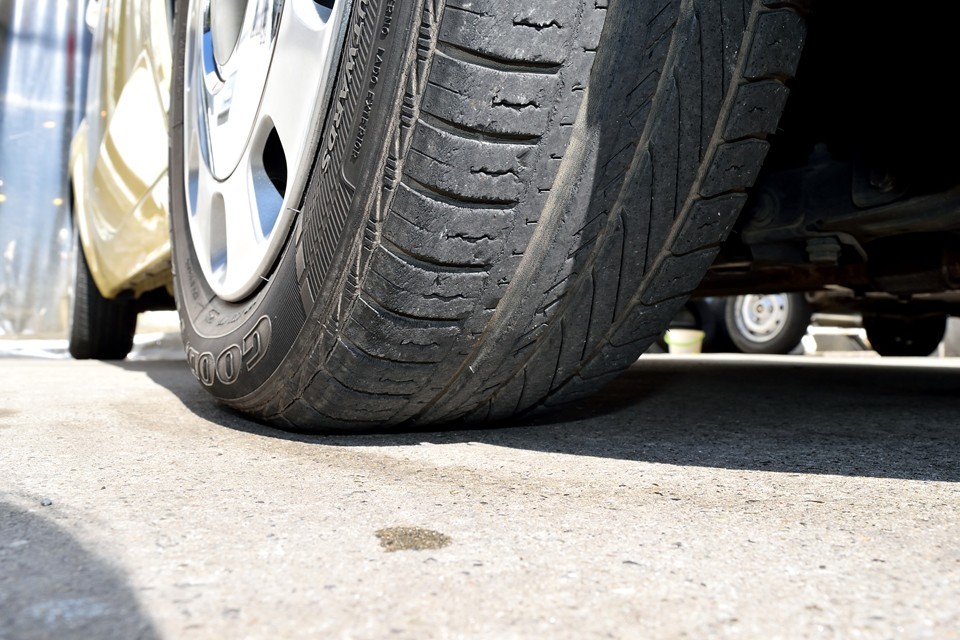 タイヤサイズは175/65R14。現在、5分山程度ありますが、少し古いタイヤなので・・・ええい、タイミングベルト同様、ご成約いただきましたら、イタリアンブランドのピレリタイヤを4本新品交換サービスします！・・・あわゎゎ、言っちゃった（苦笑）