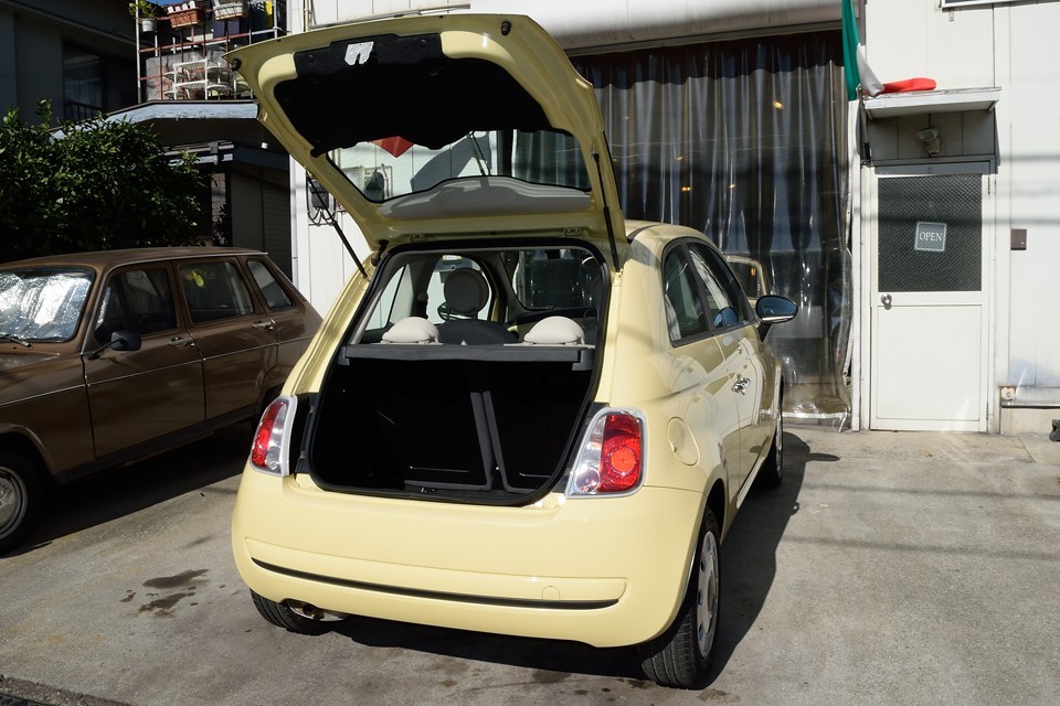 ハッチバックはやっぱり便利ですね、こんな風にガバッと開きます。ハッチが小さめなので開閉も軽々！