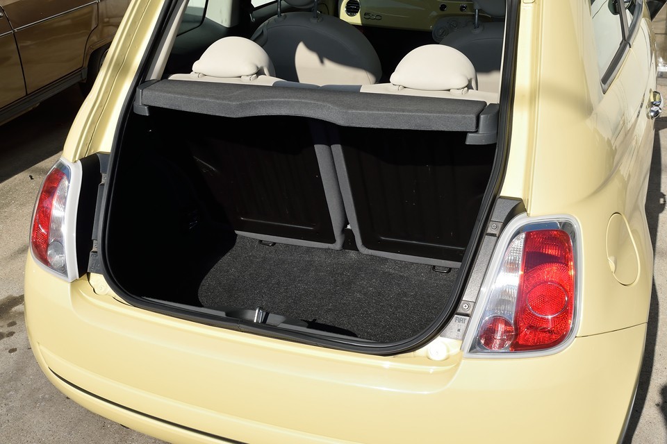 このボディサイズ、ボディ形状ですから、ラゲッジスペースは決して広いわけではないですが、日常のお買い物で困ることは無さそうですね。まぁ、いざとなればワンタッチでリアシートは畳めますので十分ではないかと。
