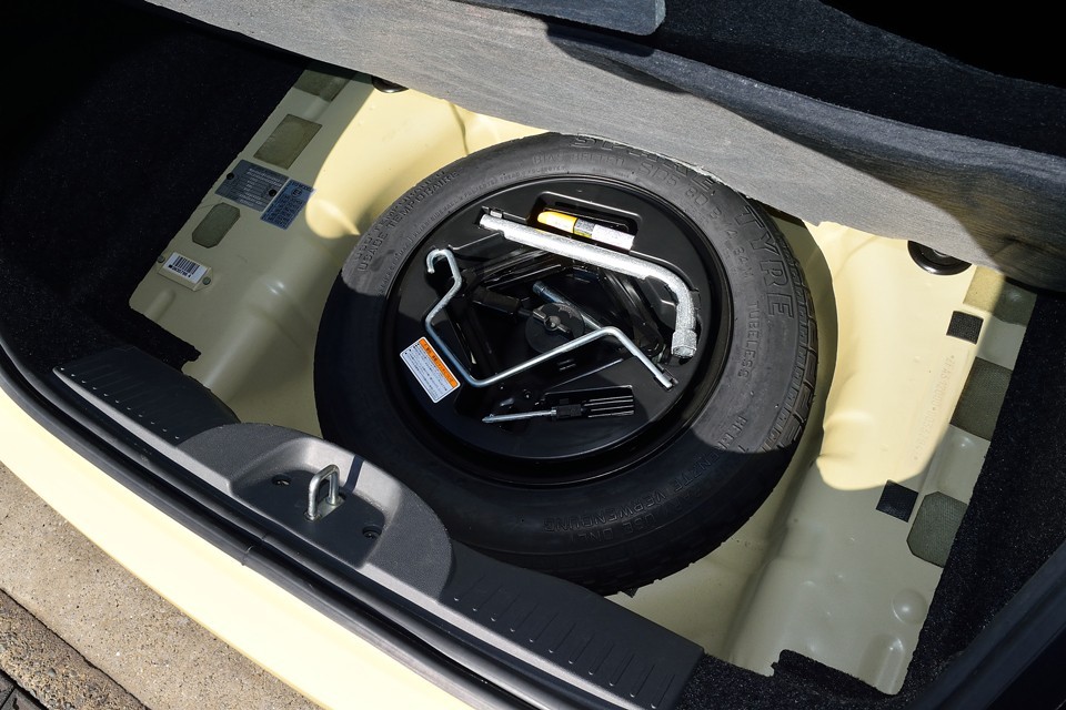 ラゲッジのカーペット下に工具、スペアタイヤもちゃんと装備。汚れが無いのも気持ちいいですねぇ。