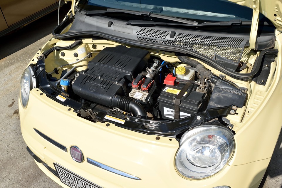 直列4気筒SOHC8バルブ、1240cc、最高出力69ps/5500rpm、最大トルク10.4kg・m/3000rpmを発生するエンジン。チンクファミリーの中で、この1.2Lモデルは最も非力ですが、それを回して走る楽しさはイタリア車のご経験がある方ほど、お判りいただけるかと・・・。