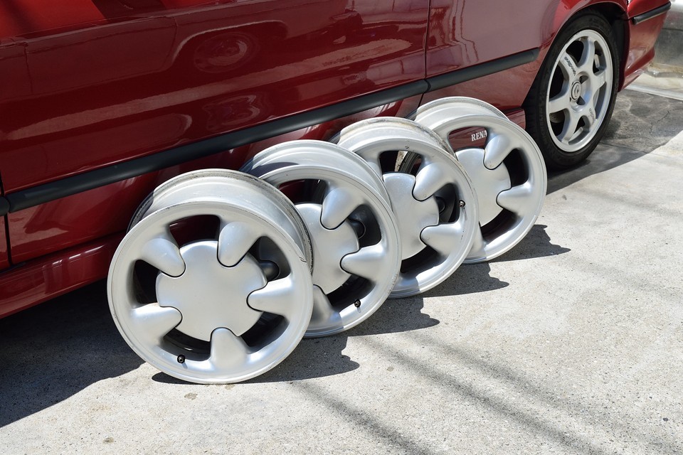 まるで軟体生物のような有機的なデザインが印象的ですねぇ。もちろん小キズ程度はありますが、状態はかなり良い方だと思います。