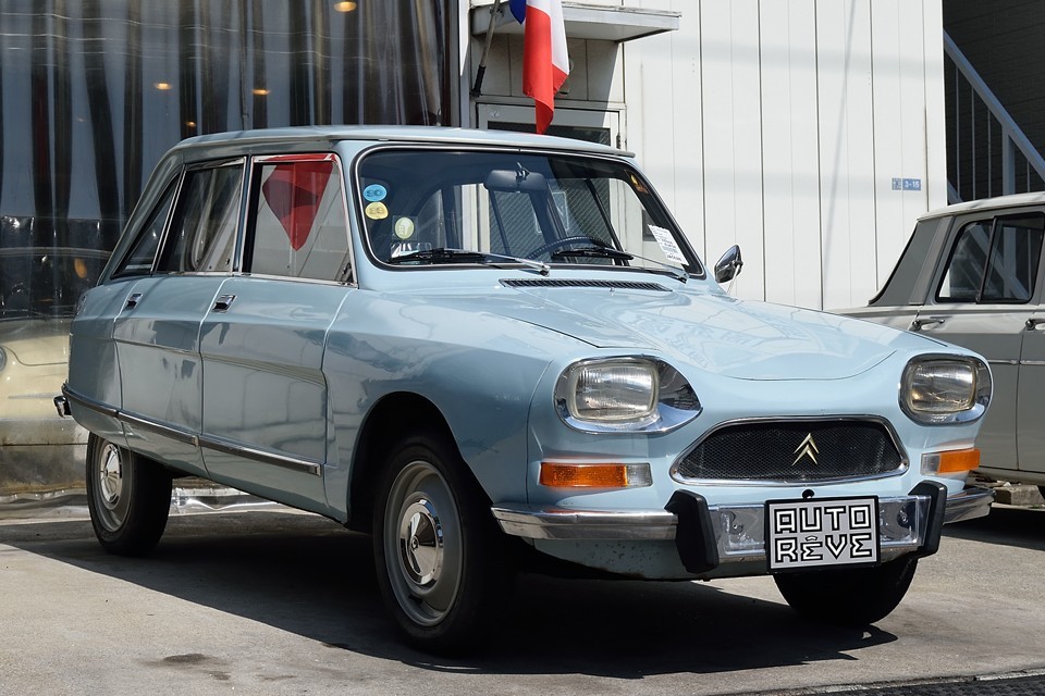 1970（昭和45）年式 シトロエンami8 club！現地で現役で走っていた個体を直輸入！なので、キズや使用感ありありではありますが、むしろ実用車の本領発揮？！と言える状態ではないかとっ！