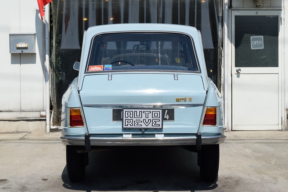 リアは左右のフェンダーパネルが独立した独特の構造！この時代のシトロエン、特にこのアミシリーズは、一般常識を軽く超えてきます。