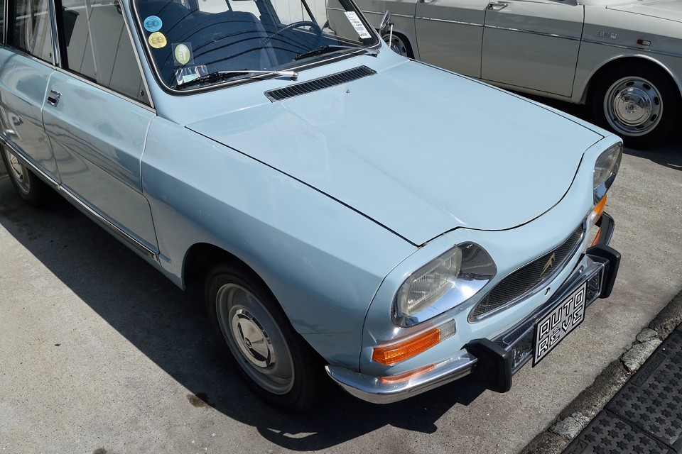 フランス車らしい、おしゃれな色ですね。塗装もガンバって磨いたのでなんとかこれだけのツヤが・・・。