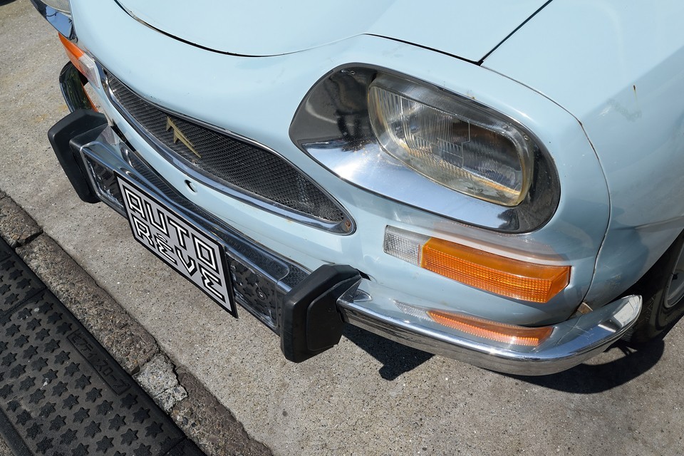 パッと見の印象が良いのは、バンパーやライト周りなんかのメッキ部分がちゃんと輝いているから！こういうとこ、ホント大事！