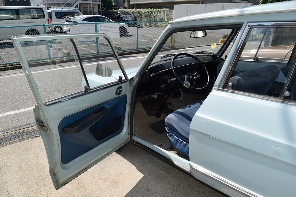 それでは、外観同様、個性的なインテリアへ！どうぞ～。