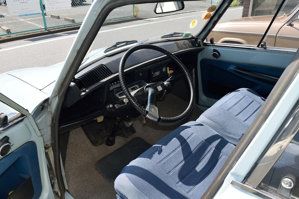 まず目を引くのが、まるで投げ縄のような1本スポークのステアリング！こんな構造で大丈夫？！って、つい思いがちですが、アミならありかと・・・って言うかアミでしかありえない？！