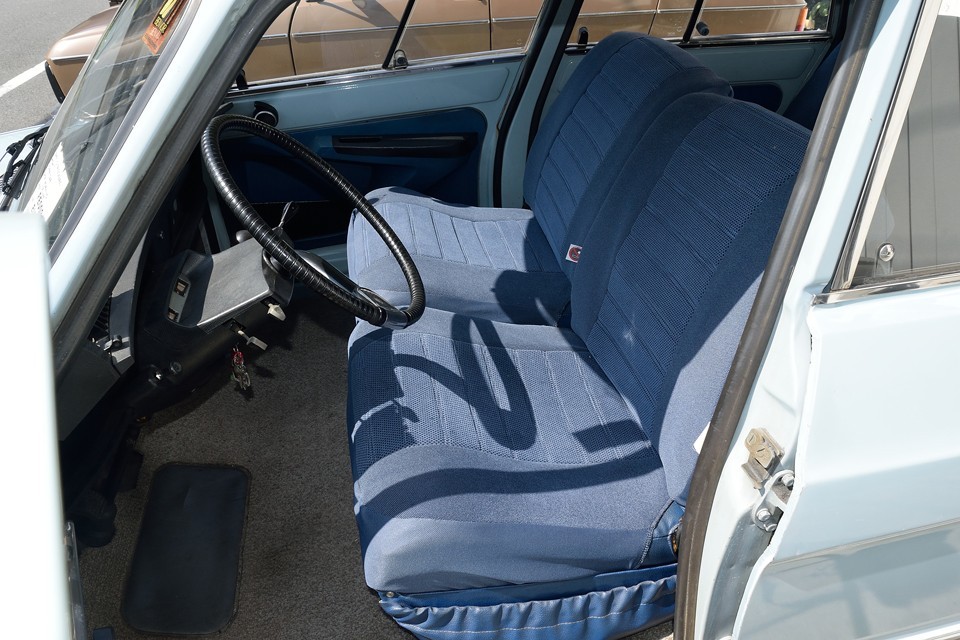 元々は青ビニールレザーのシートですが、劣化してしまったんでしょうね、張替ではなく、オリジナルイメージそのままの良くできた布カバーを被せて補修？されています。