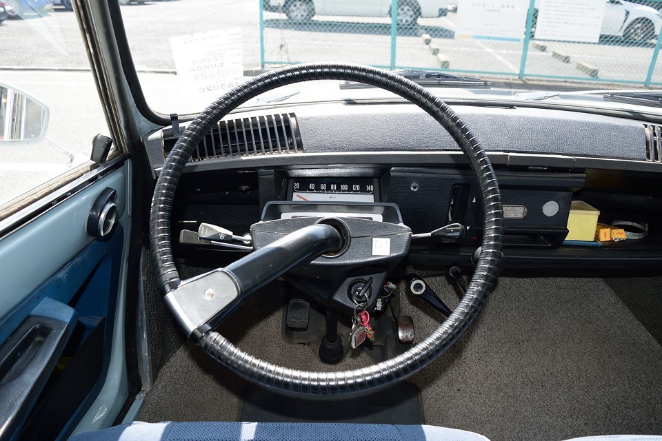 ちなみにハンドルスポークはこの位置が直進状態。その理由は諸説ありますが、万一の衝突時に固いスポークで体に損傷を与えないようにと言うのが正しいのかと・・・。